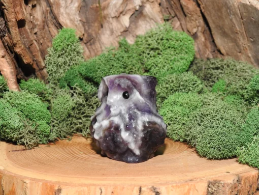 Chevron Amethyst Owl Carving - Image 3